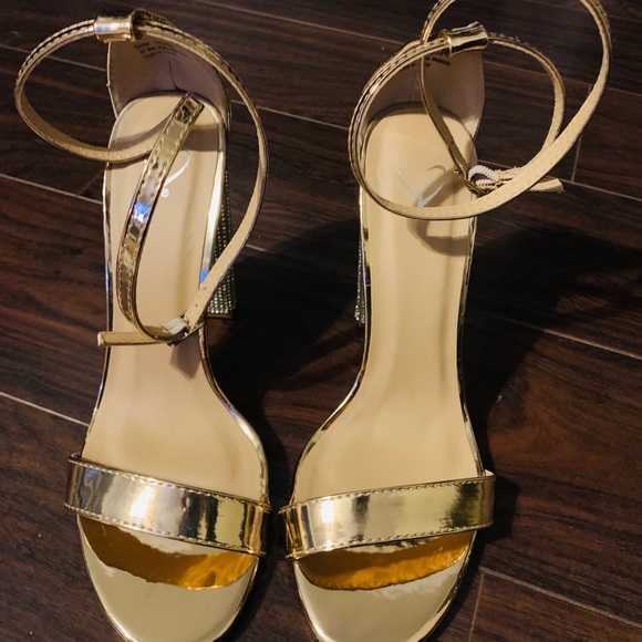 NWOT Rose gold studded block heels size 7.5 - Picture 3 of 6